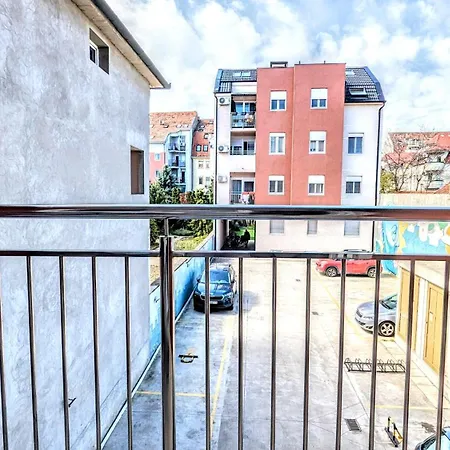 Apartment Spacious & Attractive 600m-7minuta Hoda Od Centra, Mogucnost Za Parking-apartmani-nsmilos Novi Sad